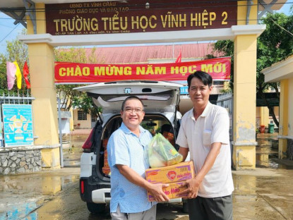  - Phóng viên Tạp chí Du lịch TP.HCM tặng quà cho học sinh hoàn cảnh khó khăn