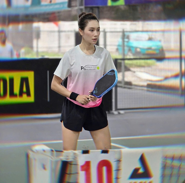 Nữ y tá Loan Barbie khoe dáng nóng bỏng khi chơi pickleball, Moon Võ lại vô địch - 4