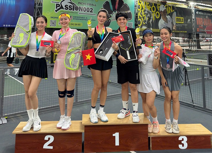 Nữ y tá Loan Barbie khoe dáng nóng bỏng khi chơi pickleball, Moon Võ lại vô địch - 3