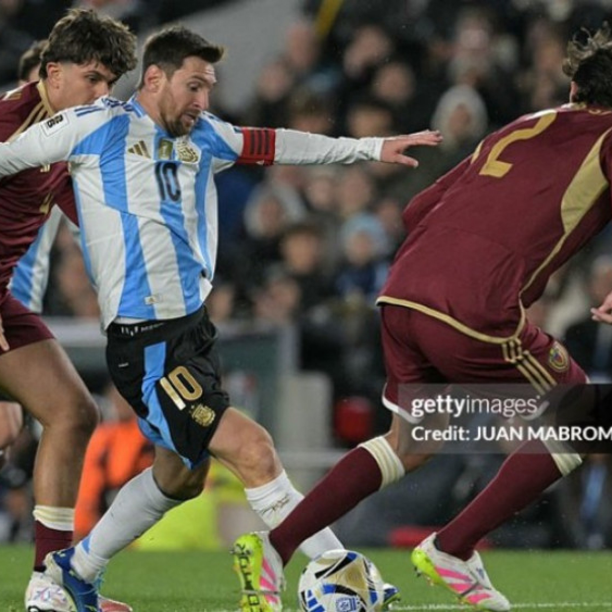  - Video bóng đá Argentina - Venezuela: Messi bừng sáng, 3 điểm ngọt ngào (Vòng loại World Cup)