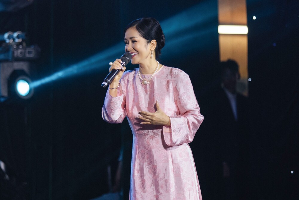 Con trai Hà Kiều Anh đệm đàn cho diva Hồng Nhung hát “Cho con” - 1