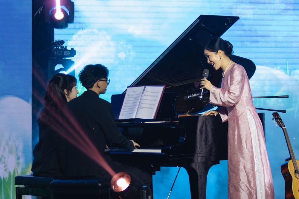 Con trai Hà Kiều Anh đệm đàn cho diva Hồng Nhung hát “Cho con” - 2