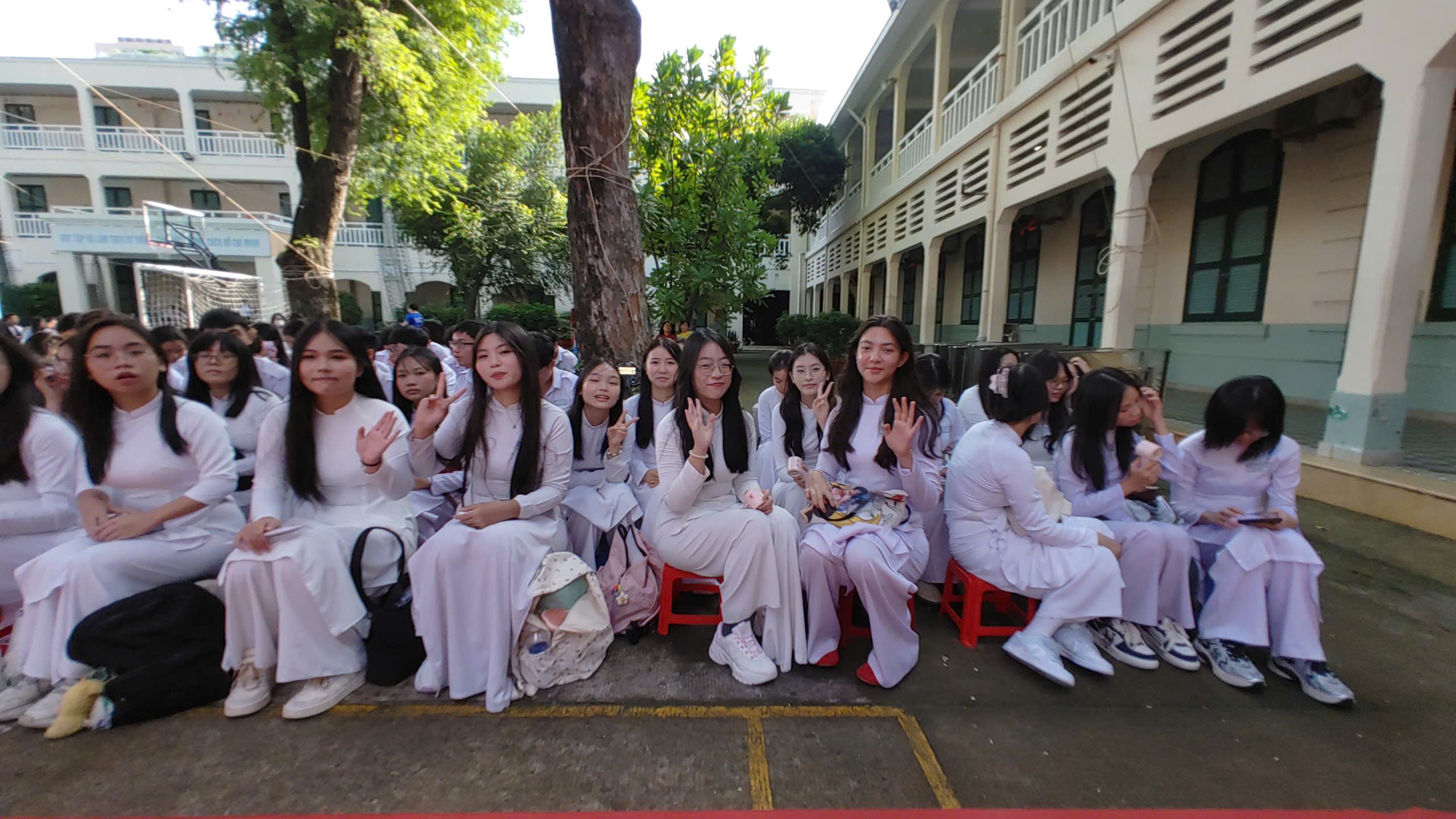 Lần đầu tiên tất cả các trường cùng lúc hát Quốc ca khai giảng năm học mới - 4