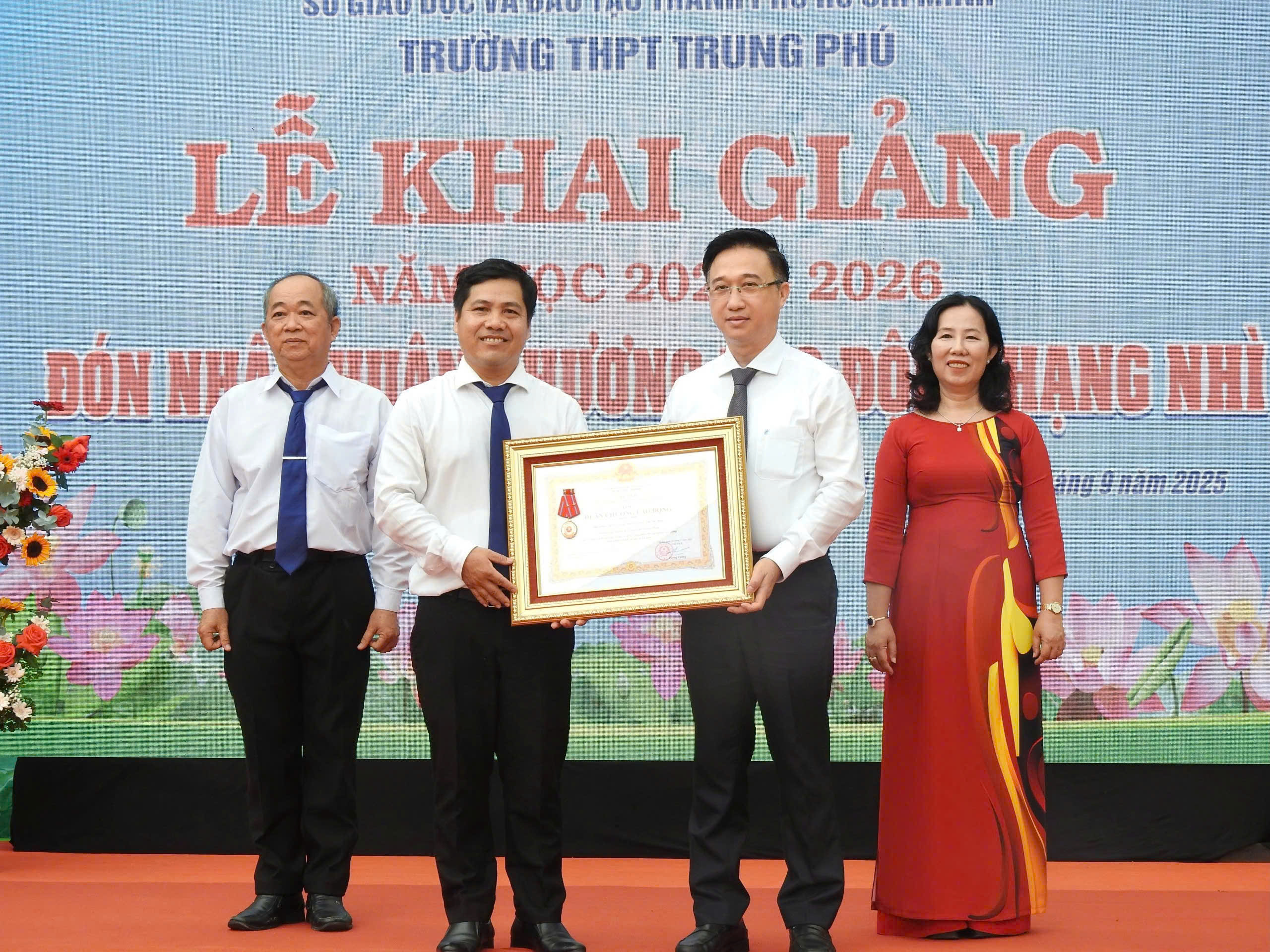 Lần đầu tiên tất cả các trường cùng lúc hát Quốc ca khai giảng năm học mới - 12