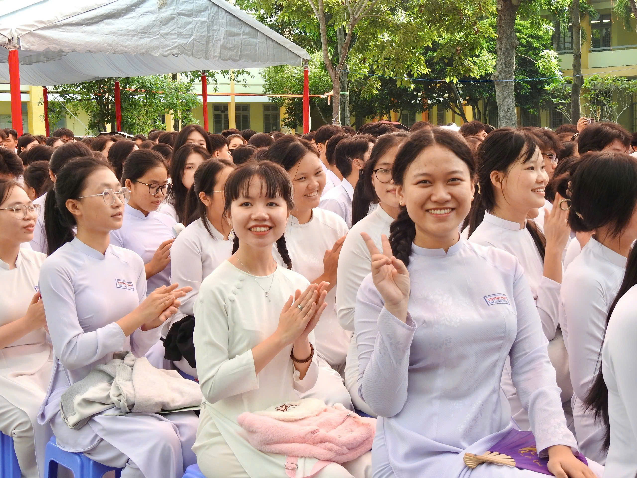 Lần đầu tiên tất cả các trường cùng lúc hát Quốc ca khai giảng năm học mới - 13