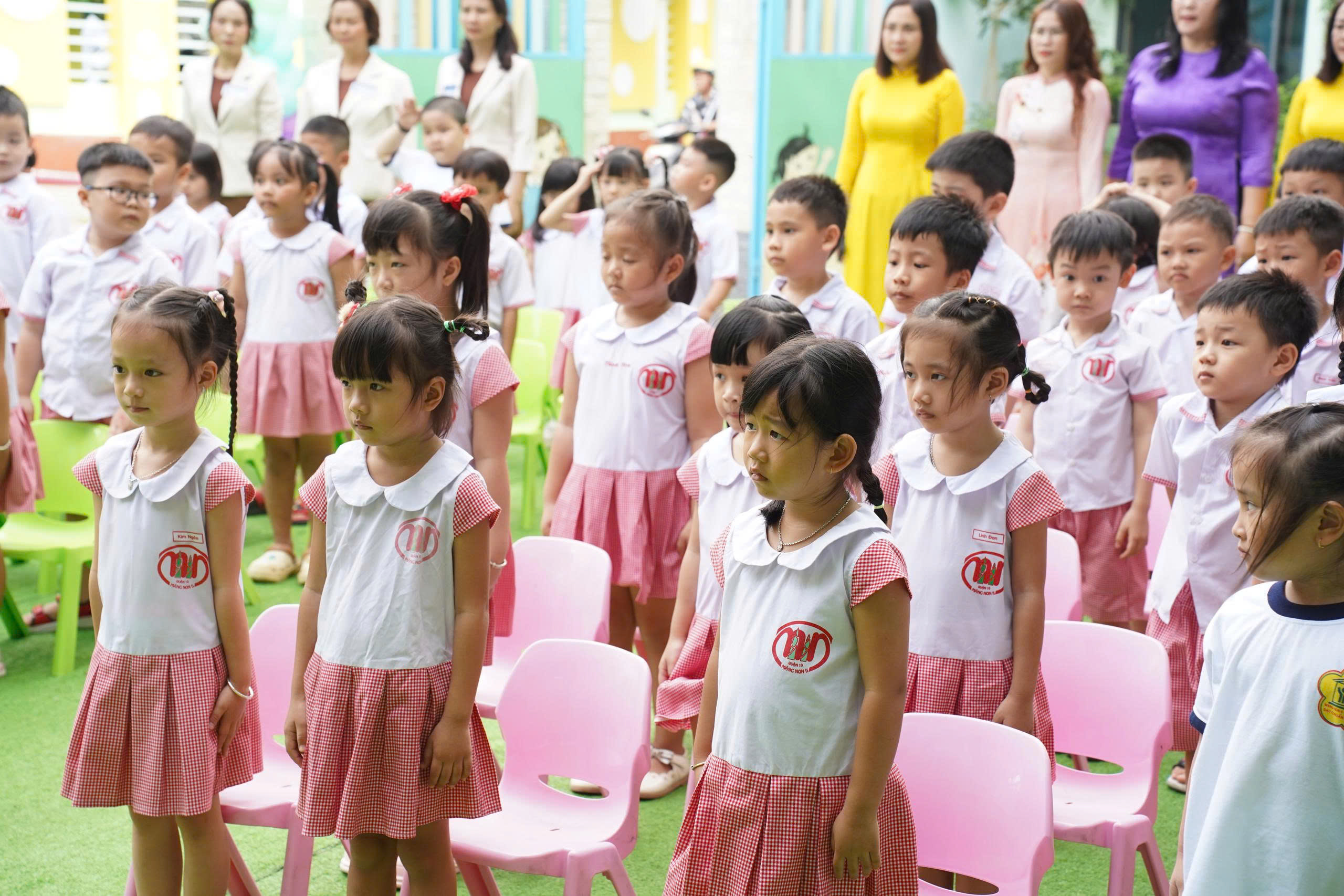 Lần đầu tiên tất cả các trường cùng lúc hát Quốc ca khai giảng năm học mới - 16