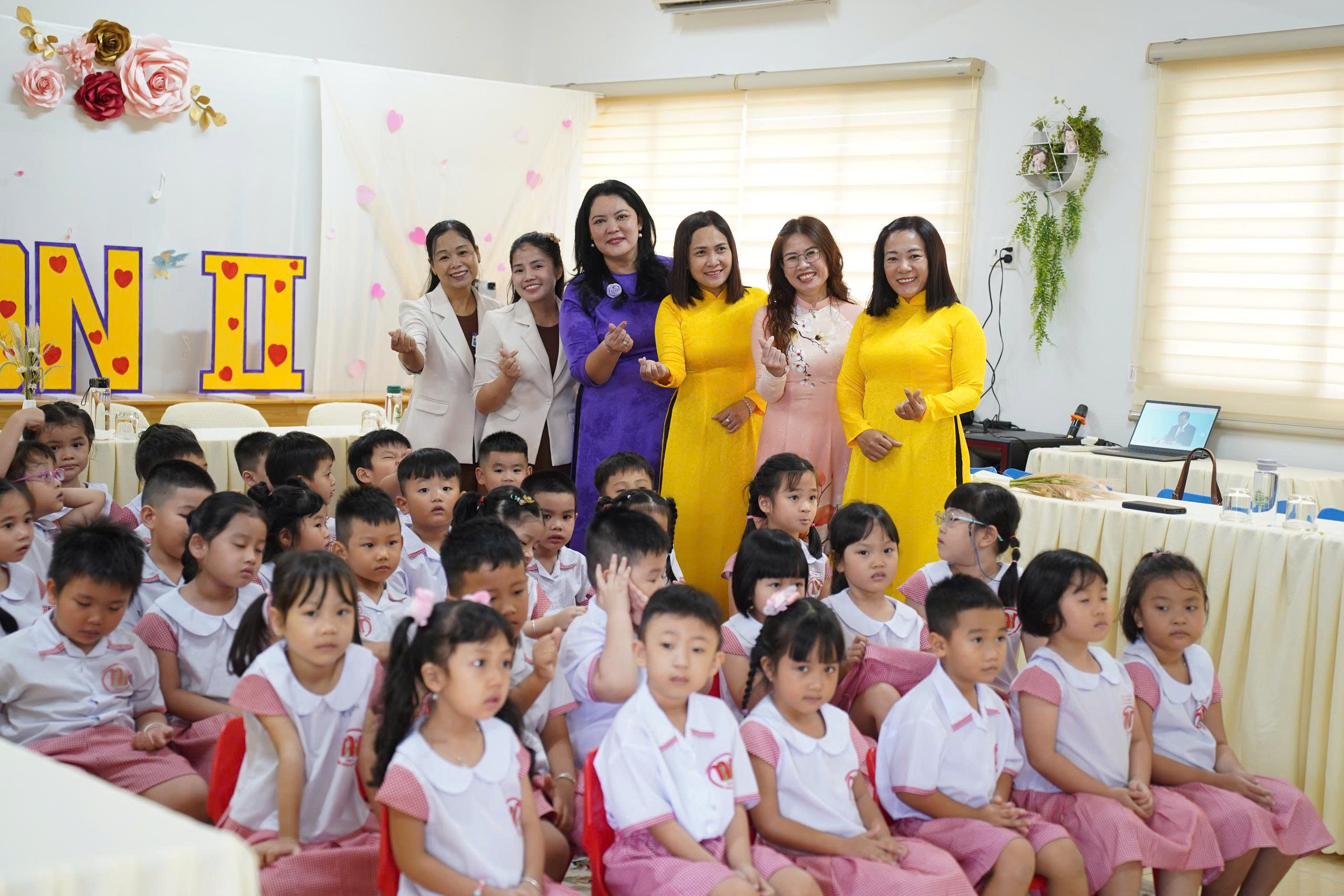 Lần đầu tiên tất cả các trường cùng lúc hát Quốc ca khai giảng năm học mới - 17