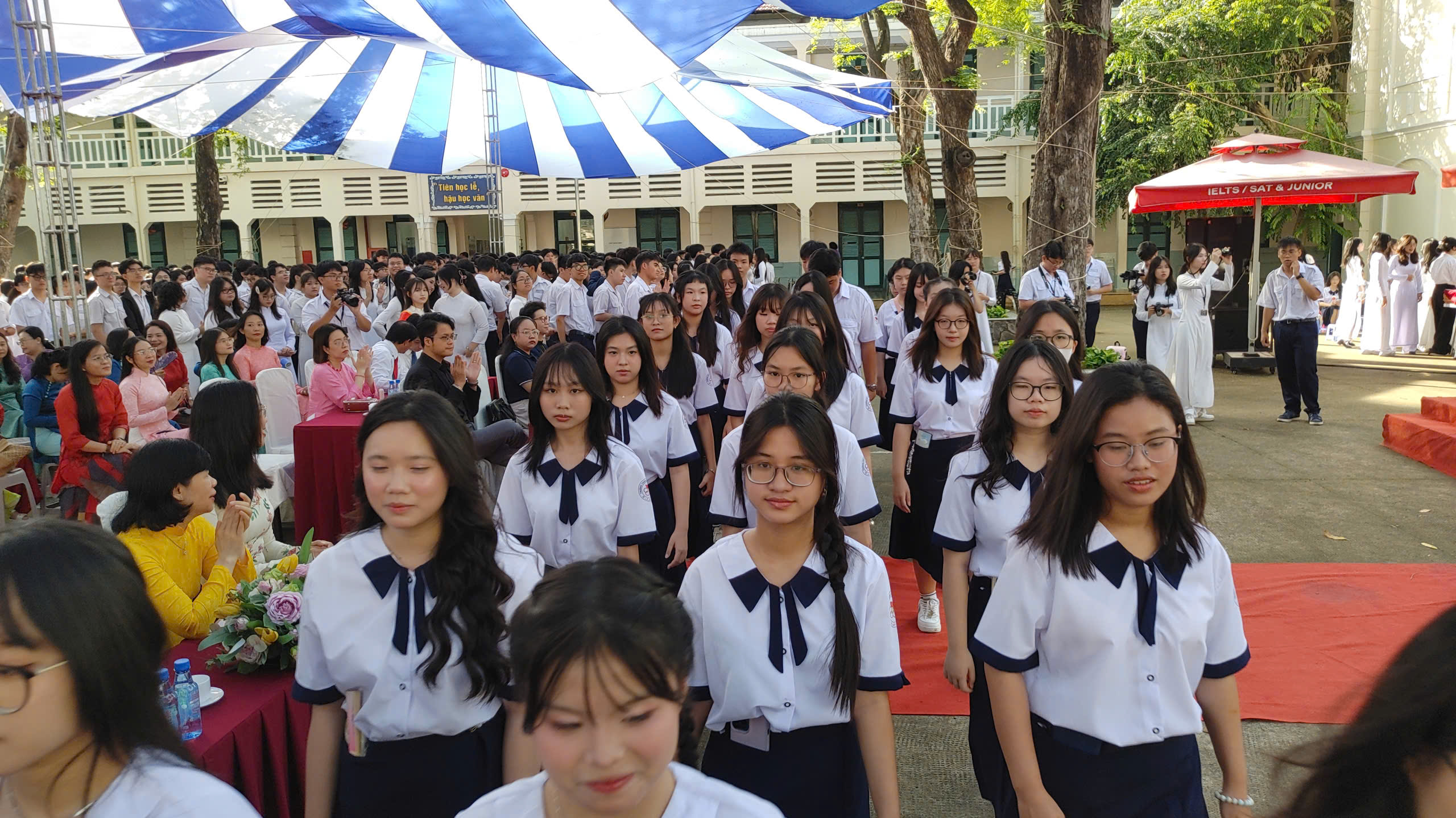 Lần đầu tiên tất cả các trường cùng lúc hát Quốc ca khai giảng năm học mới - 5