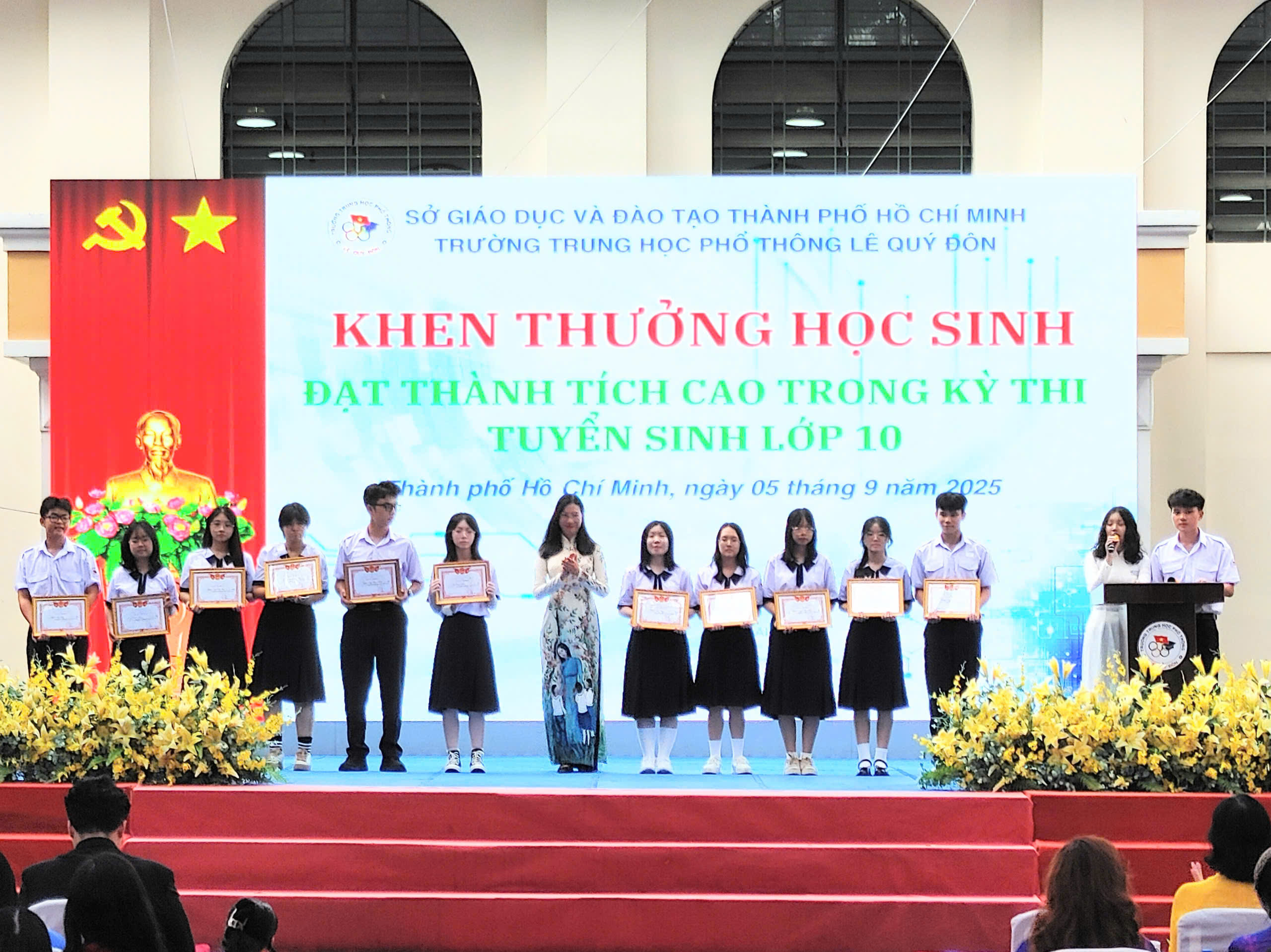 Lần đầu tiên tất cả các trường cùng lúc hát Quốc ca khai giảng năm học mới - 6