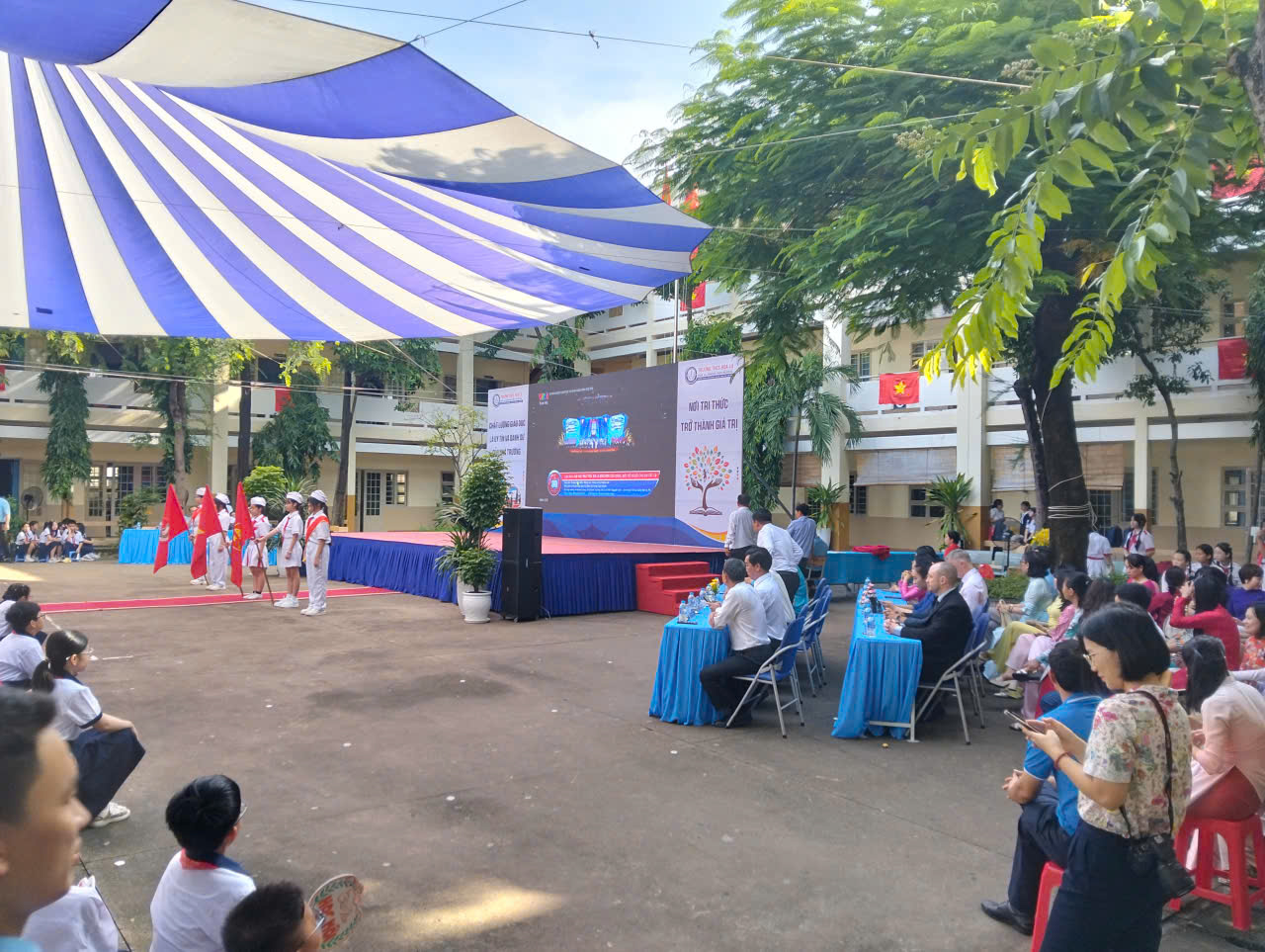 Lần đầu tiên tất cả các trường cùng lúc hát Quốc ca khai giảng năm học mới - 10