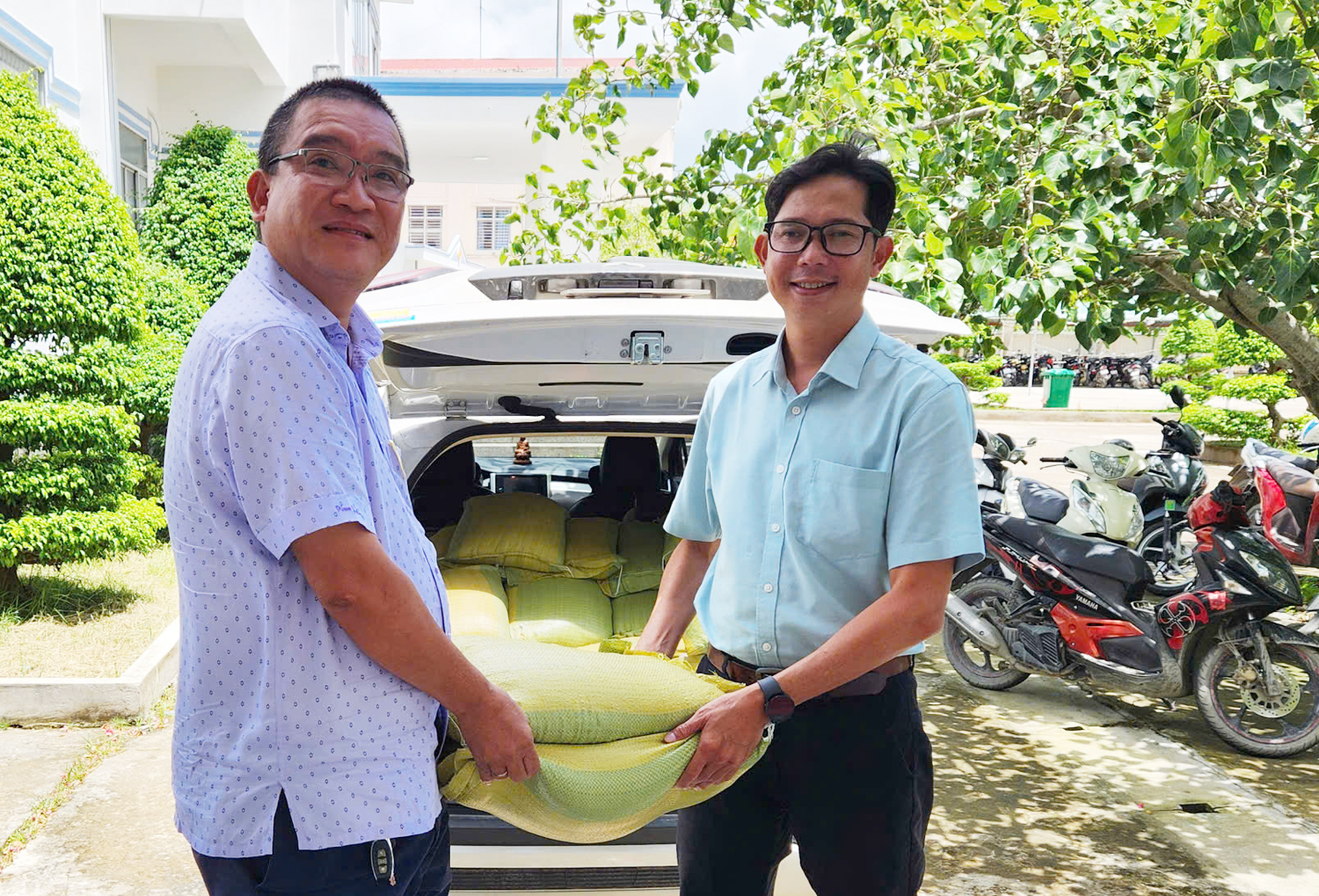 Phóng viên Tạp chí Du lịch TP.HCM tặng gạo cho người dân các xã, phường TP Cần Thơ - 4