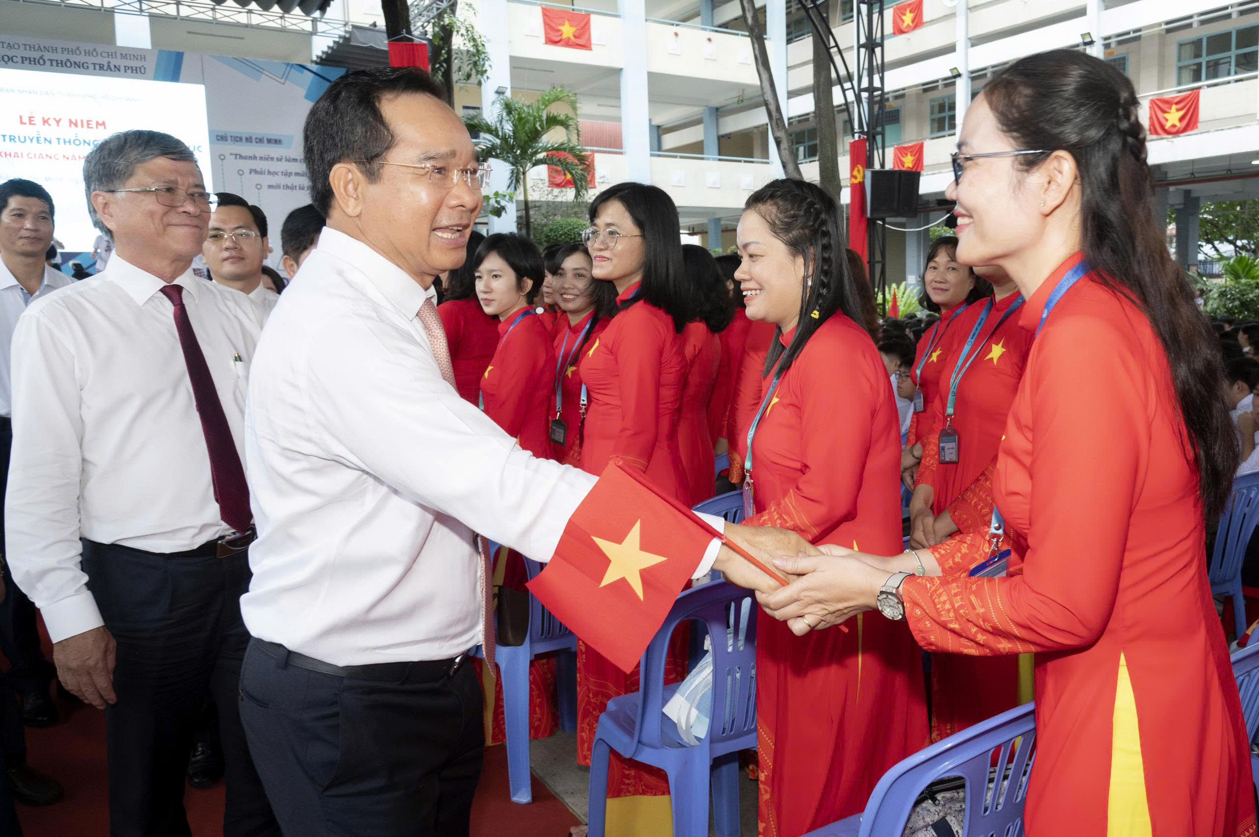 Lần đầu tiên tất cả các trường cùng lúc hát Quốc ca khai giảng năm học mới - 3
