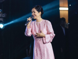  - Con trai Hà Kiều Anh đệm đàn cho diva Hồng Nhung hát “Cho con”