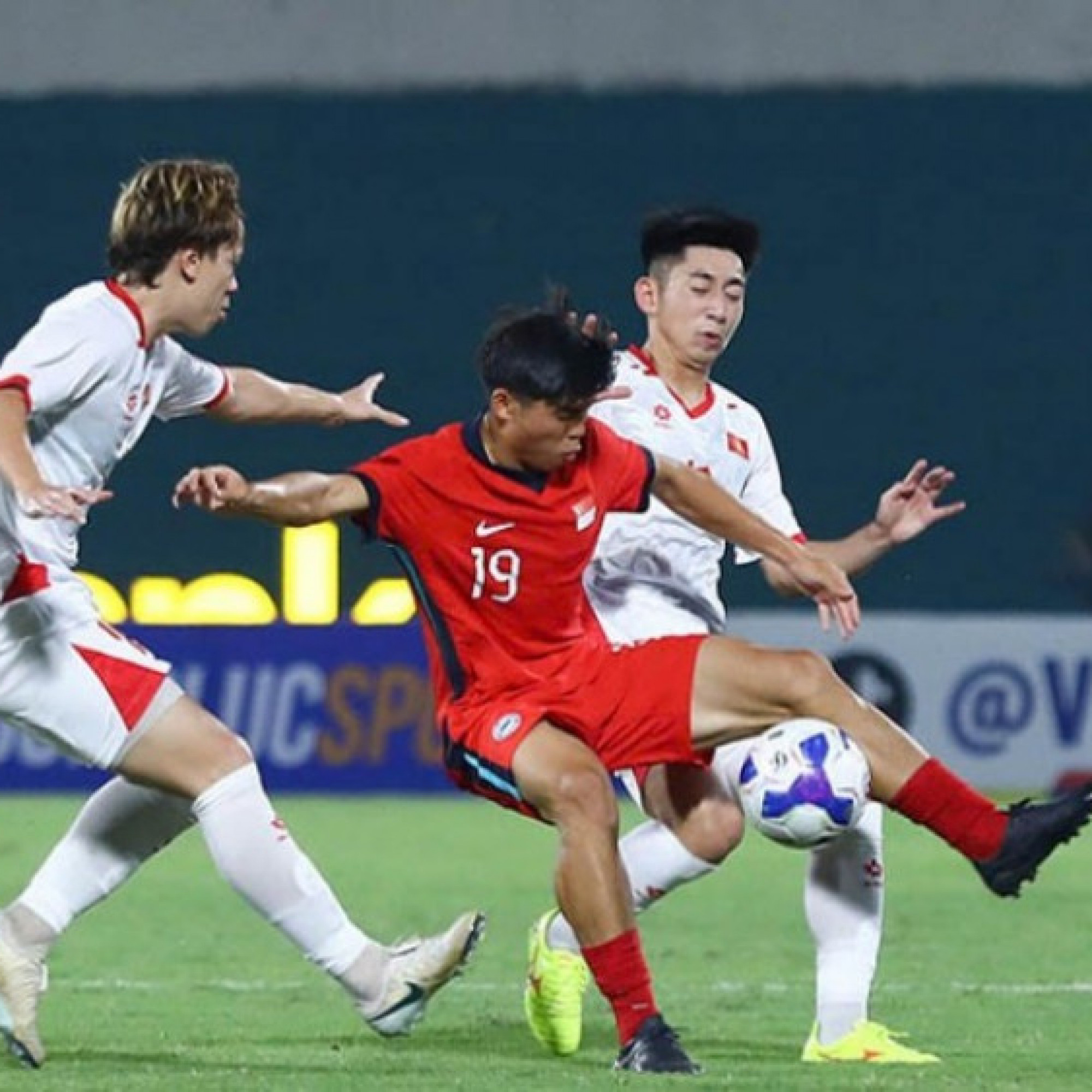  - Trực tiếp bóng đá U23 Việt Nam - U23 Singapore: Đội khách chỉ còn 10 người, chấp nhận thất bại (Hết giờ)