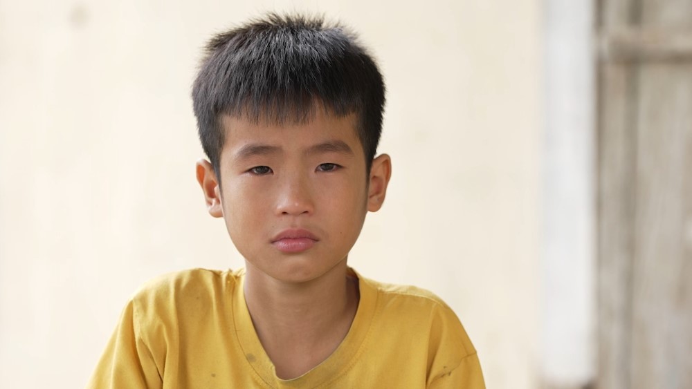 Cậu bé 10 tuổi suốt 7 năm chưa gặp cha, bữa ăn chỉ có rau và cá nhỏ bằng ngón tay khiến MC Đại Nghĩa bật khóc - 1