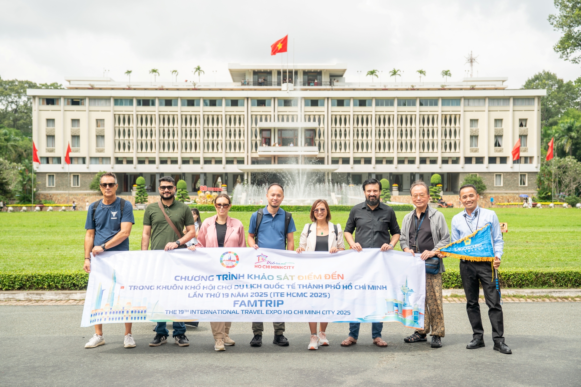 Đoàn buyer quốc tế hào hứng trải nghiệm tour nội thành TP.HCM - 1
