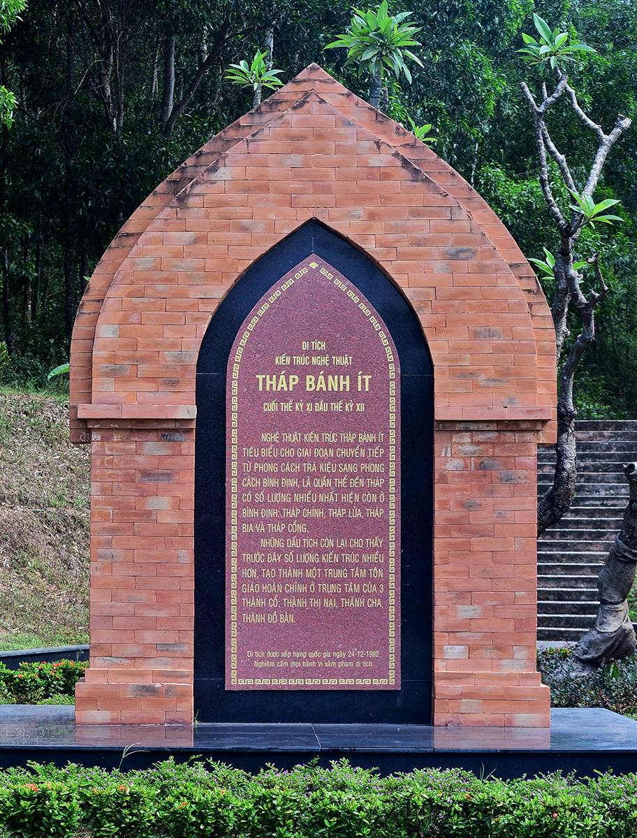 quan the thap cham banh it hon 1.000 nam tuoi me hoac du khach - 2