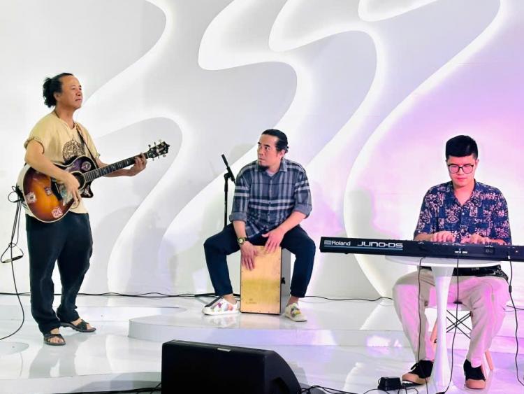 Band nhạc Lê Minh Sơn biểu diễn tại Không gian triển lãm của Lâm Đồng ở Hà Nội