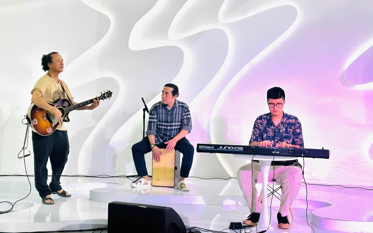 Band nhạc Lê Minh Sơn biểu diễn tại Không gian triển lãm của Lâm Đồng ở Hà Nội - 2