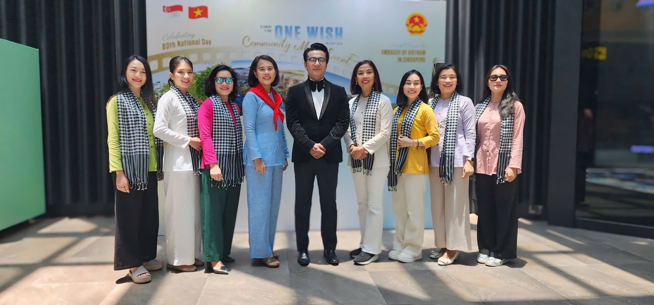 Đại sứ Việt Nam tại Singapore mặc áo bà ba trong buổi chiếu phim Một điều ước - 4