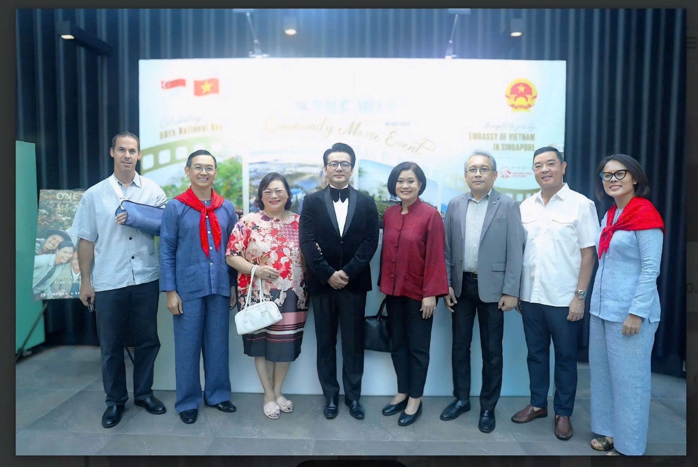 Đại sứ Việt Nam tại Singapore mặc áo bà ba trong buổi chiếu phim Một điều ước - 2