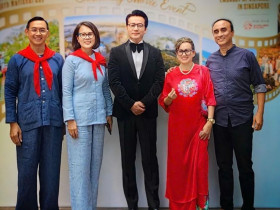  - Đại sứ Việt Nam tại Singapore mặc áo bà ba trong buổi chiếu phim Một điều ước