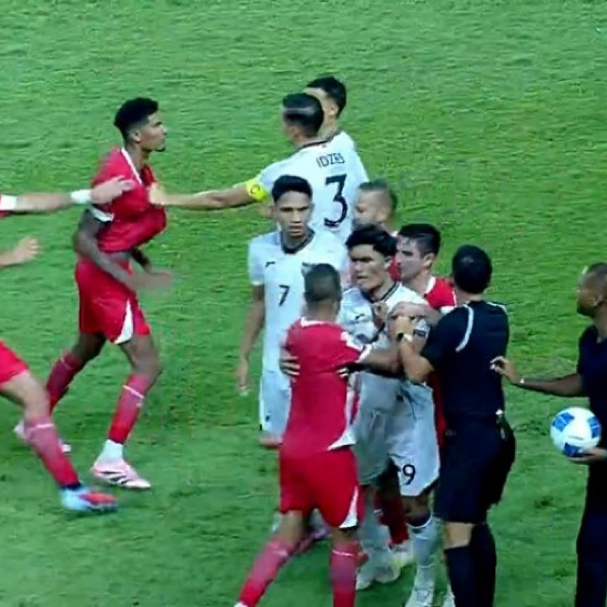  - ĐT Indonesia “giao lưu võ thuật” với ĐT Lebanon, biến sân cỏ thành sàn đấu
