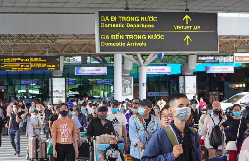 Du lịch hàng không bùng nổ dịp lễ: Gần 1,22 triệu khách di chuyển bằng máy bay - 1