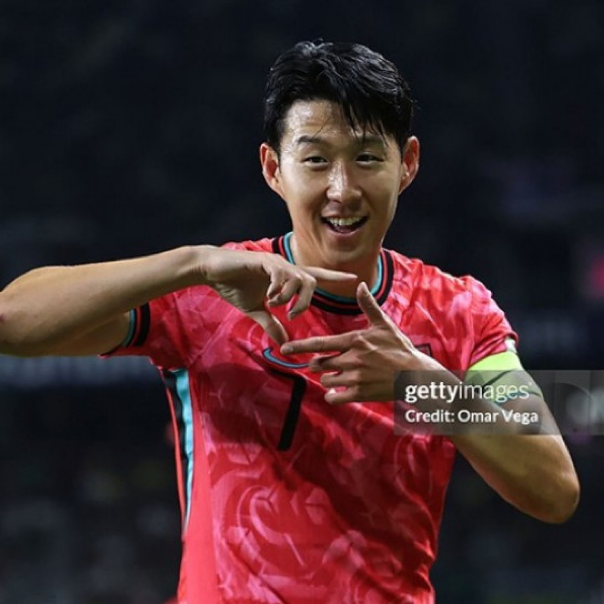 - Son Heung Min lập siêu phẩm, chạm cột mốc lịch sử trong màu áo Hàn Quốc