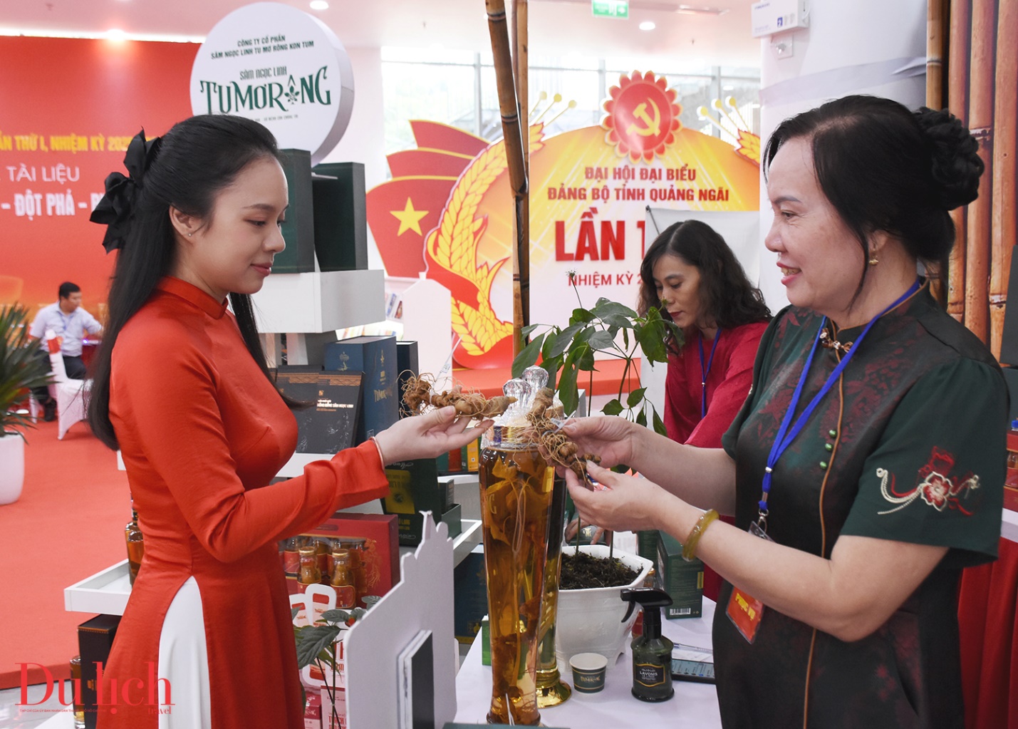 sam ngoc linh hut khach tai khong gian trung bay san pham ocop tinh quang ngai - 12
