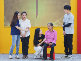  - Thanh Thảo và Hà Myo bật khóc trước cô bé mồ côi, sống một mình trong ngôi nhà cũ do ông ngoại để lại