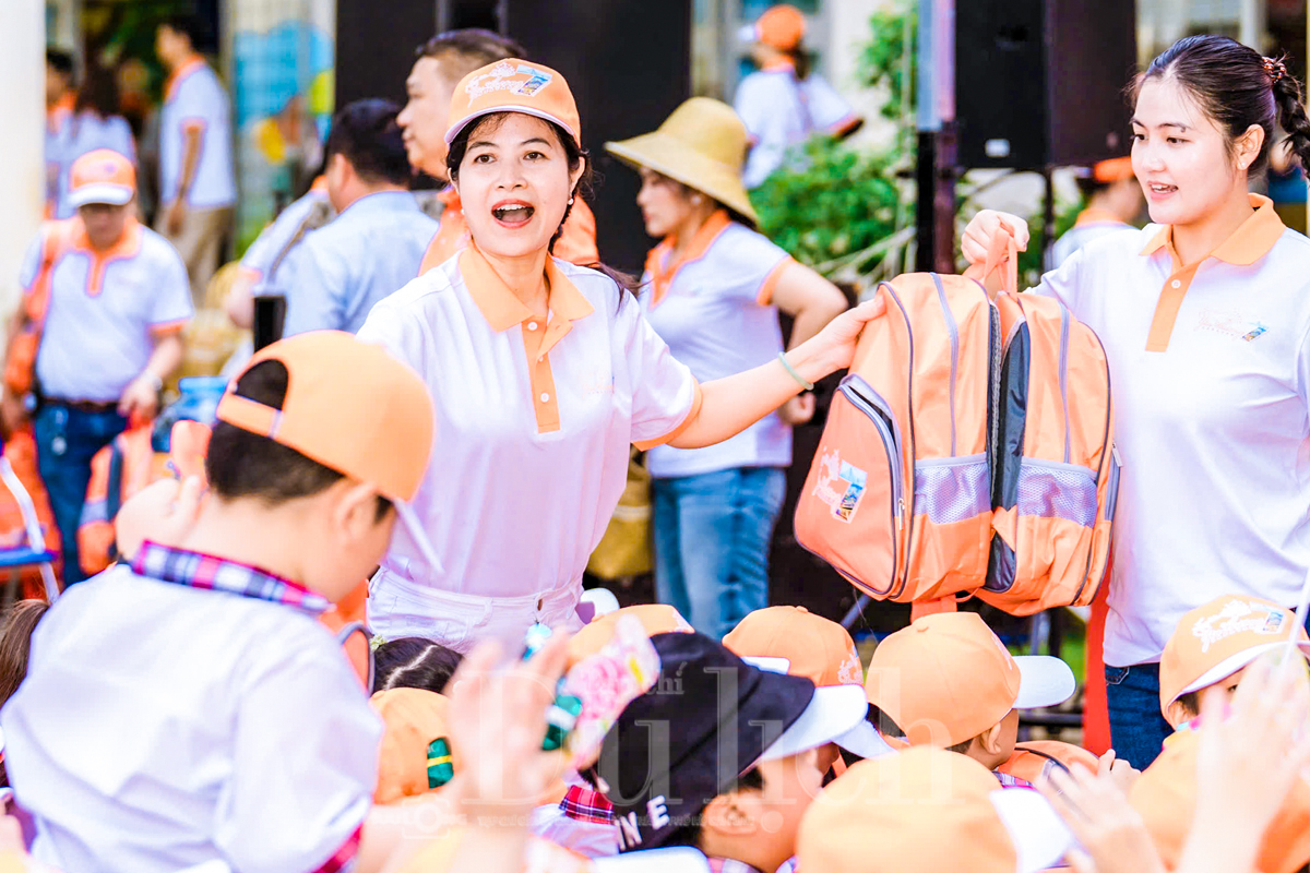 Hành trình lan tỏa yêu thương đến những trái tim nhỏ vùng xa - 2