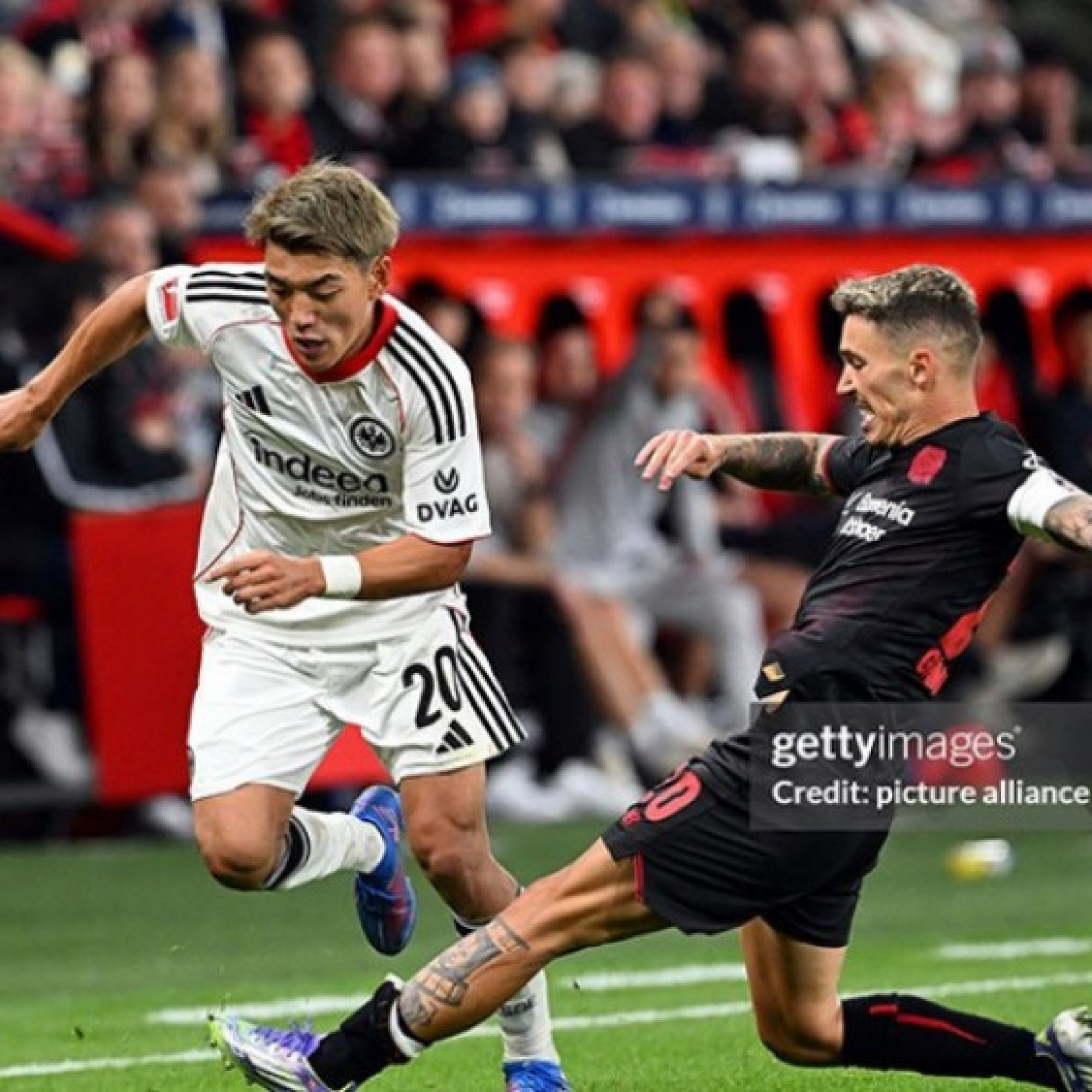  - Video bóng đá Leverkusen - Frankfurt: 4 bàn & 2 thẻ đỏ, bản lĩnh "9 đấu 11" (Bundesliga)