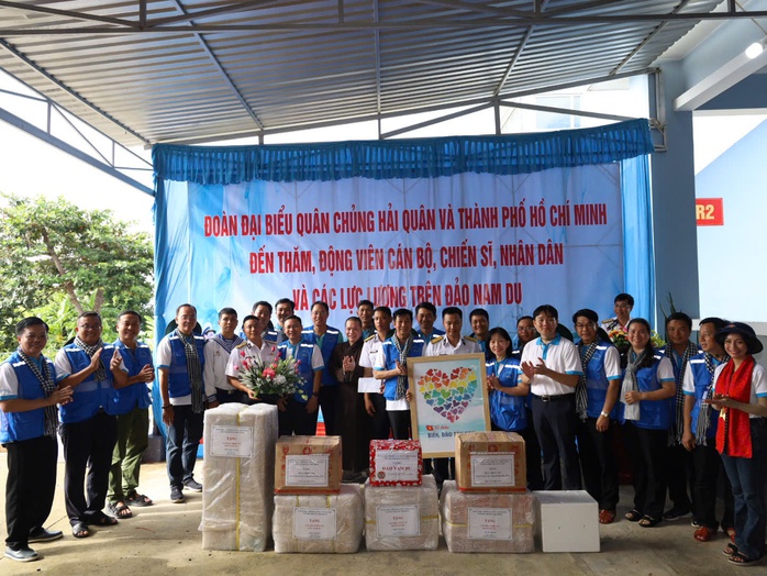 TP.HCM trao gửi tình cảm, tiếp sức quân và dân đảo tiền tiêu Tây Nam - 1