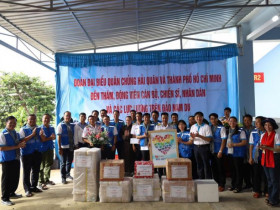  - TP.HCM trao gửi tình cảm, tiếp sức quân và dân đảo tiền tiêu Tây Nam