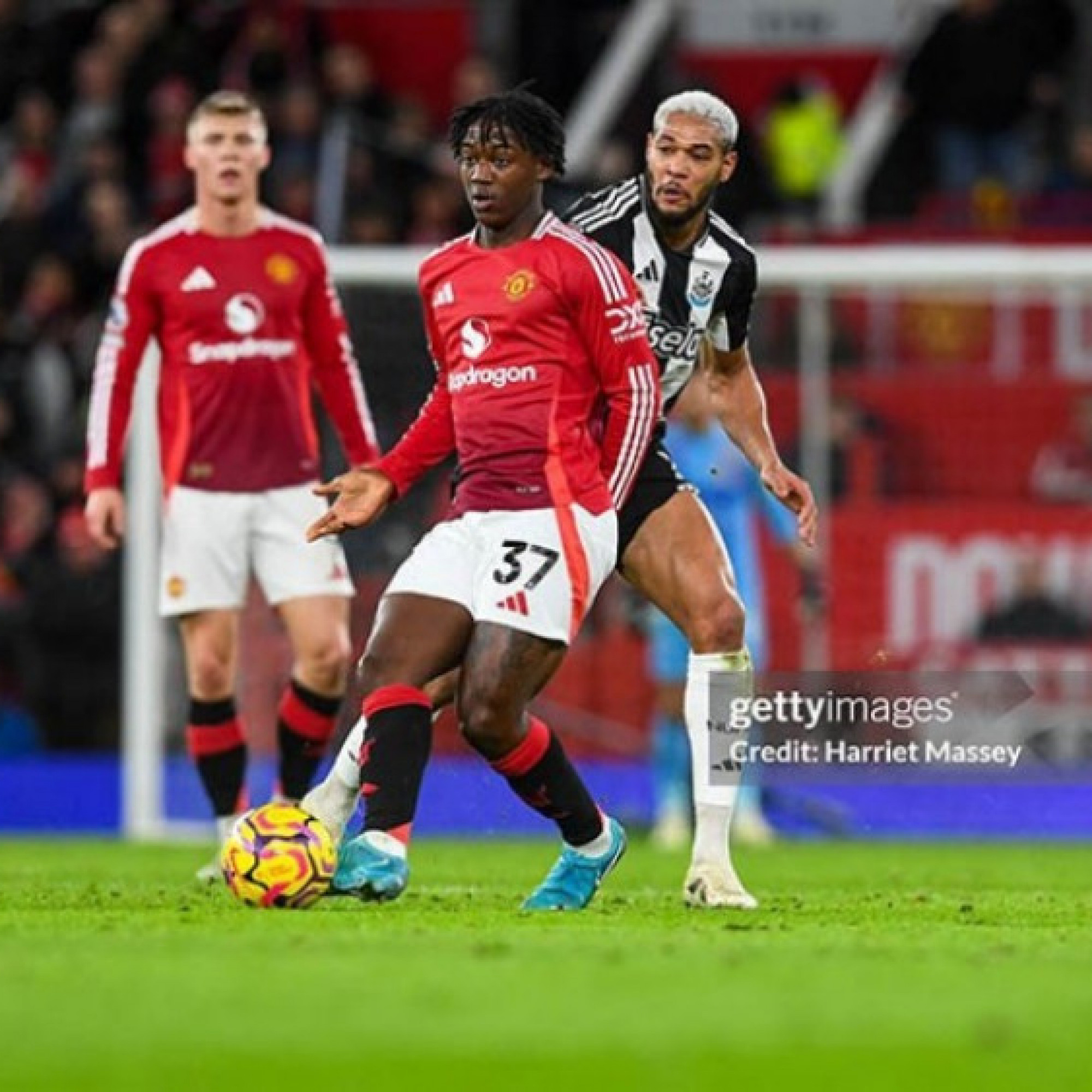  - "Ngọc quý" Mainoo cám cảnh ở MU, bất ngờ được HLV Alonso mời sang Real