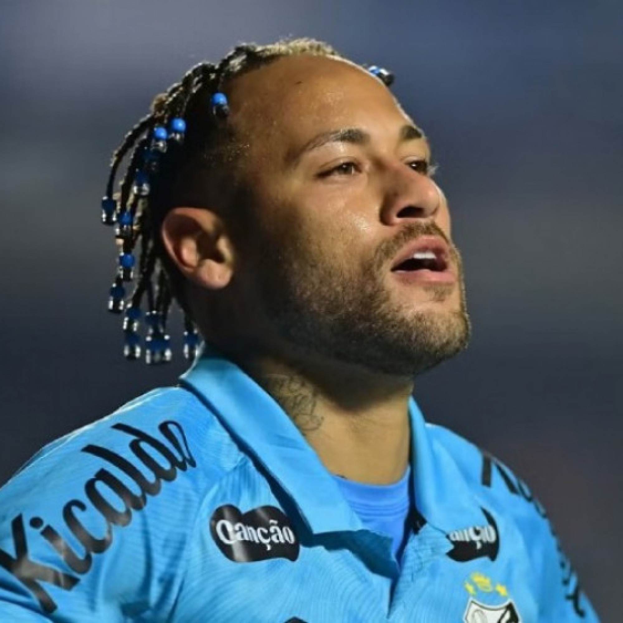  - Neymar tự chấn thương ngày tái xuất, phẫn nộ với mặt cỏ nhân tạo