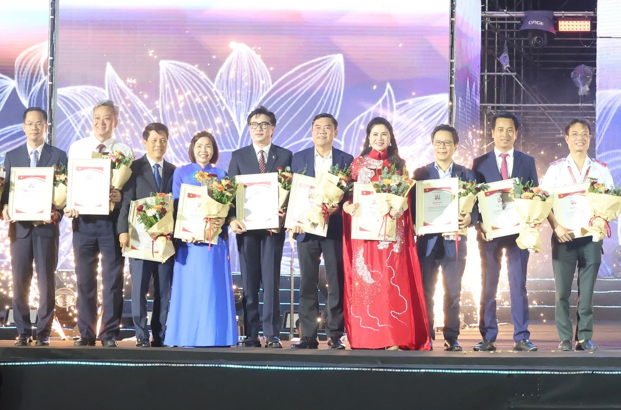 Lâm Đồng vinh dự nhận Bằng khen của Thủ tướng tại Triển lãm thành tựu Đất nước - 1