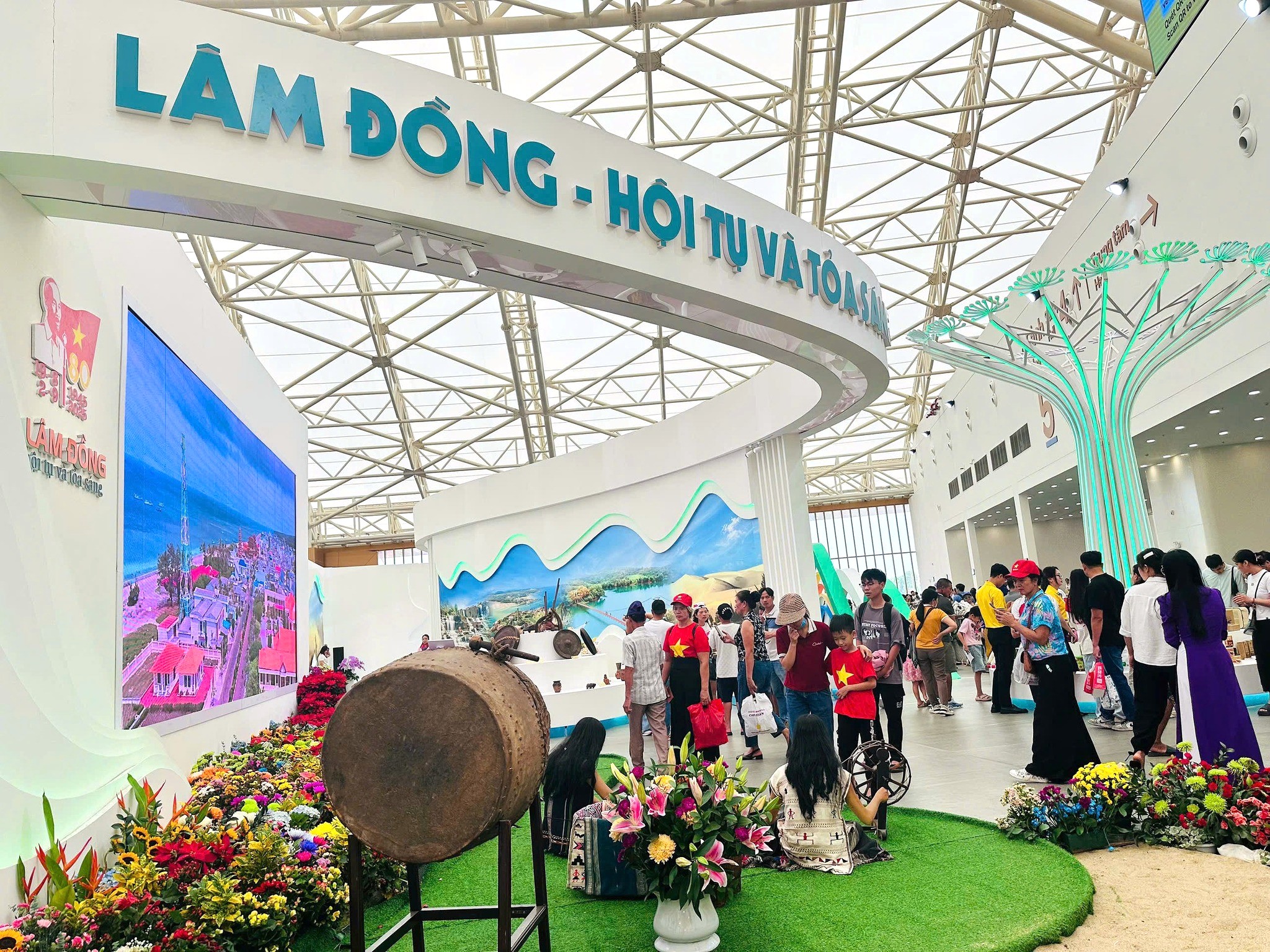 Lâm Đồng vinh dự nhận Bằng khen của Thủ tướng tại Triển lãm thành tựu Đất nước - 3