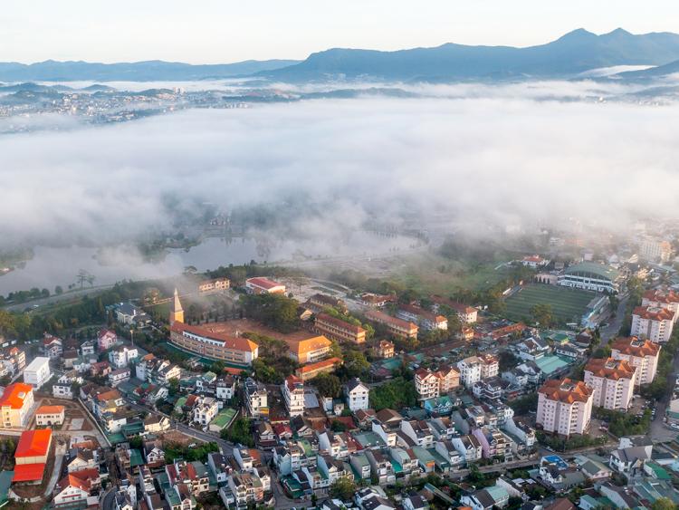 Mùa mây bay huyền ảo ở xứ sở ngàn hoa