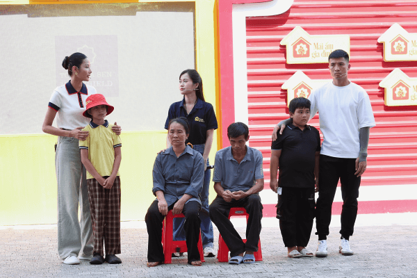 Lâm Vỹ Dạ bật khóc, Hoàng Thùy xót xa khi chứng kiến cảnh thiếu thốn tình cảm gia đình của các bé mồ côi - 2