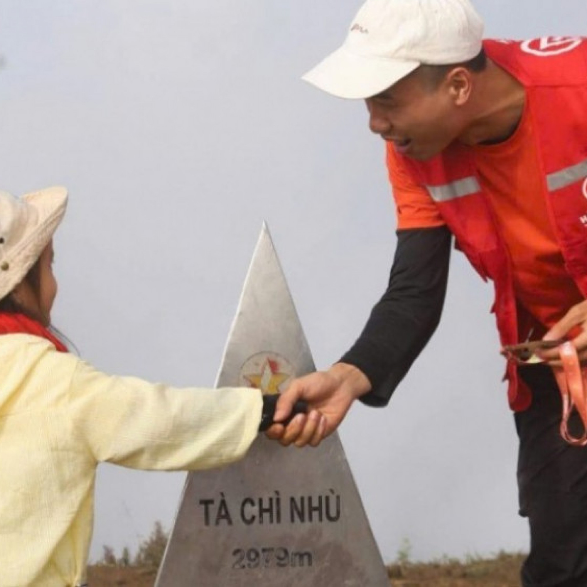  - Bé gái 5 tuổi cùng mẹ chinh phục đỉnh Tà Chì Nhù cao gần 3.000m