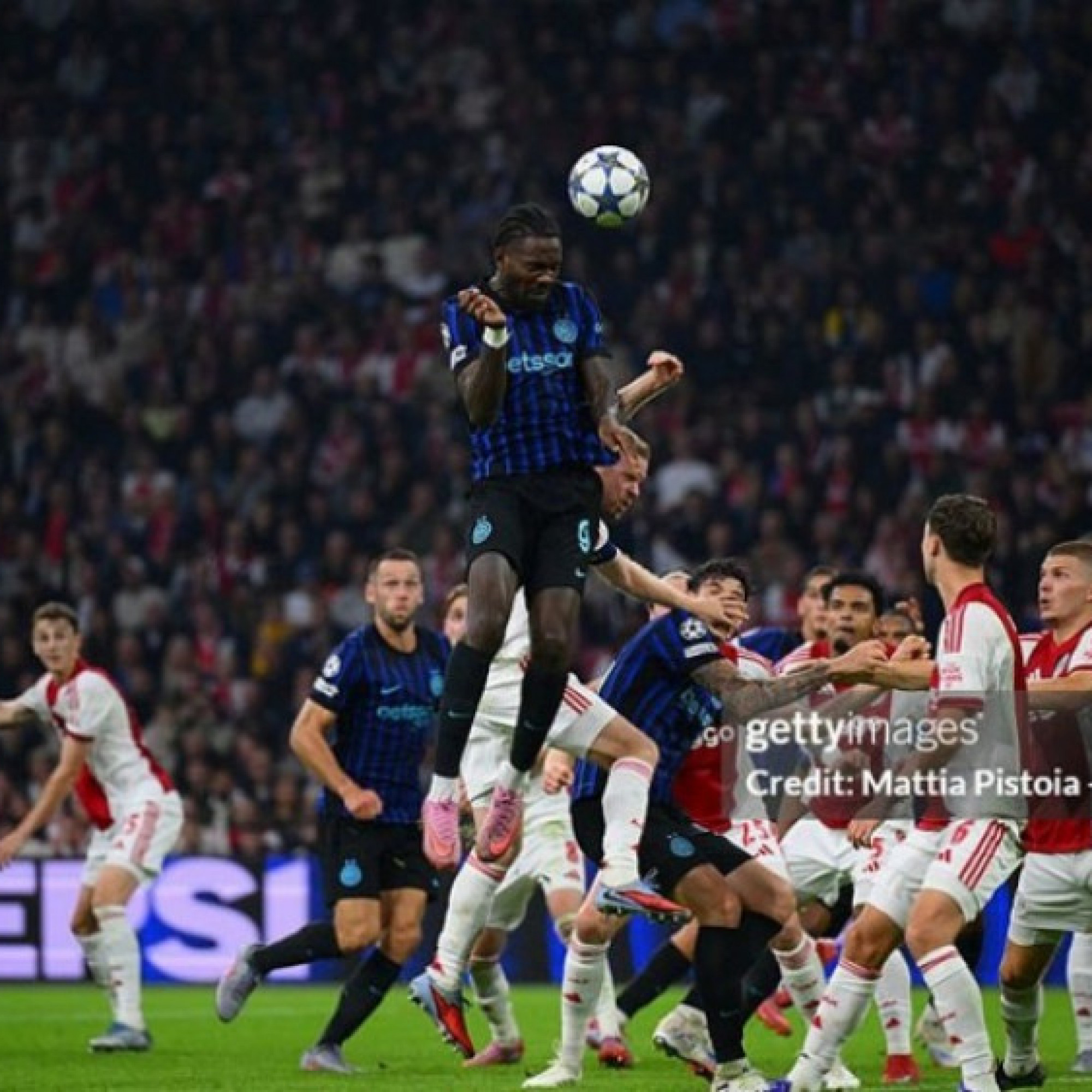  - Video bóng đá Ajax - Inter Milan: Khác biệt Thuram (Cúp C1)