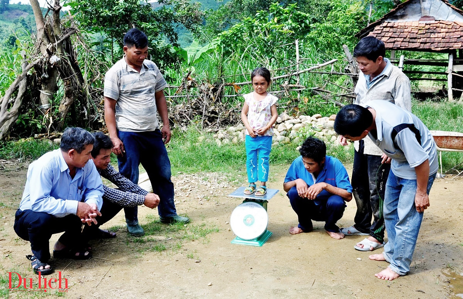  Cô gái tý hon ở Quảng Ngãi làm Yotube xây tặng cha mẹ ngôi nhà 1,5 tỷ đồng - 5