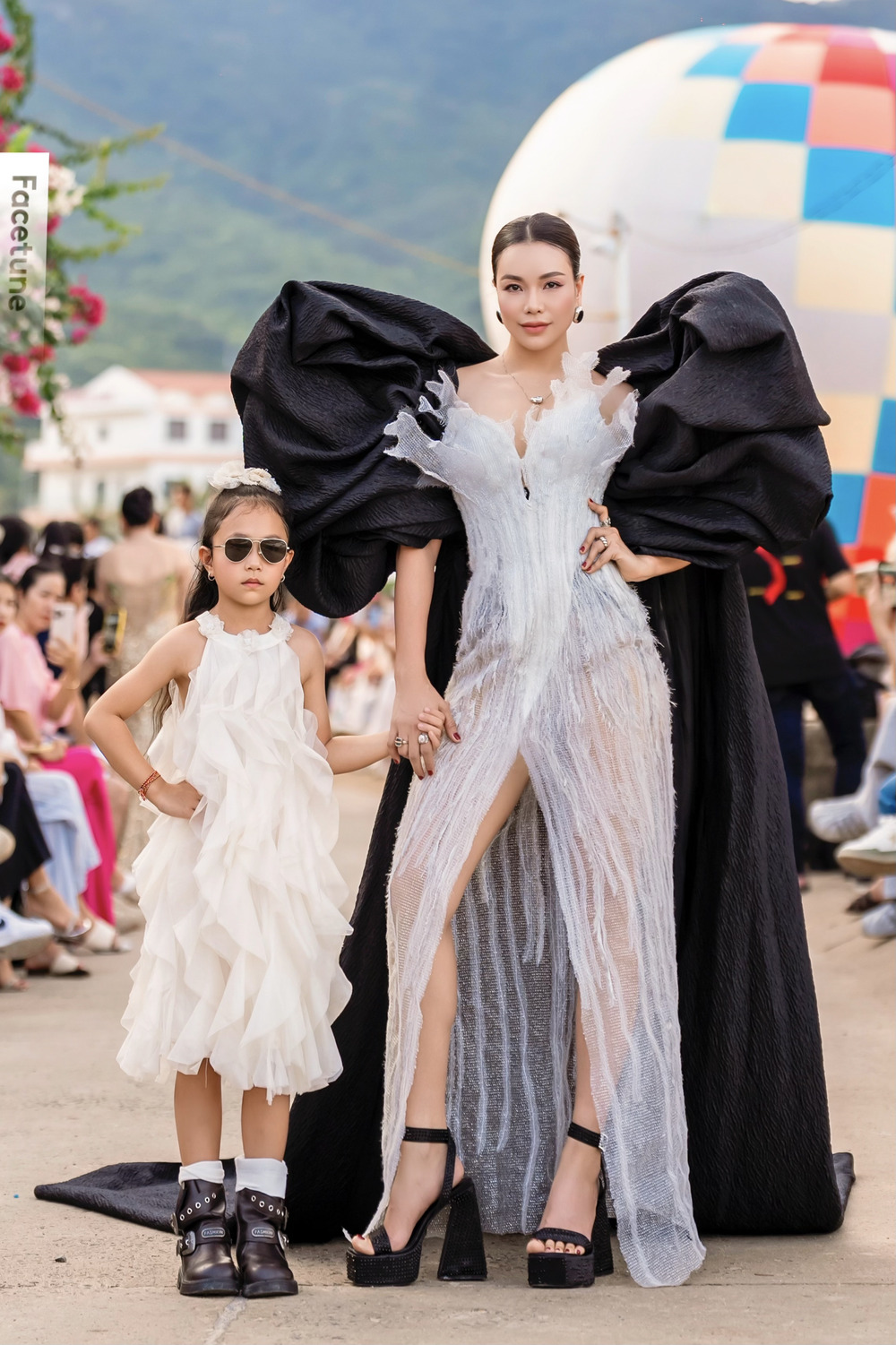 Trà Ngọc Hằng catwalk cùng con gái - 1
