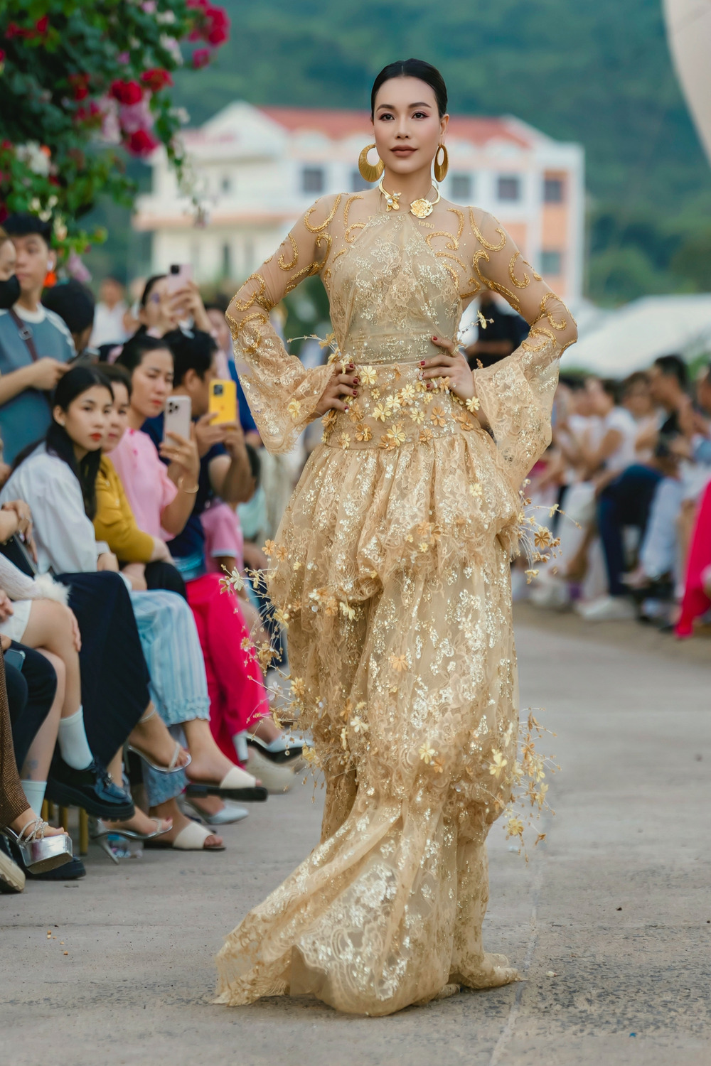 Trà Ngọc Hằng catwalk cùng con gái - 2
