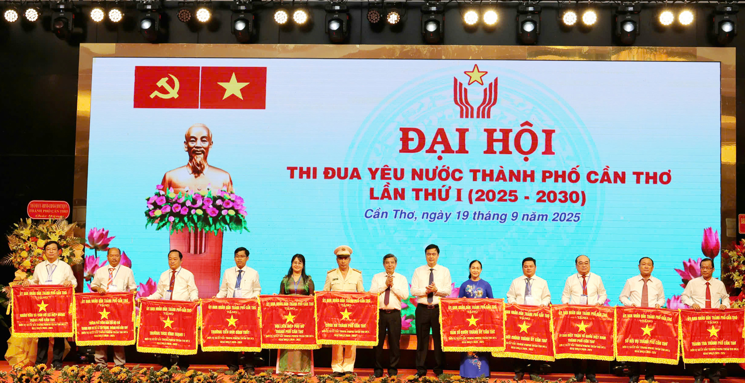 Chủ tịch Cần Thơ tặng Cờ thi đua cho 11 tập thể xuất sắc trong phong trào thi đua yêu nước - 2