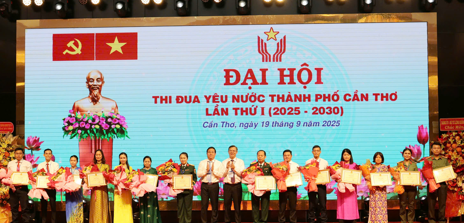 Chủ tịch Cần Thơ tặng Cờ thi đua cho 11 tập thể xuất sắc trong phong trào thi đua yêu nước - 3