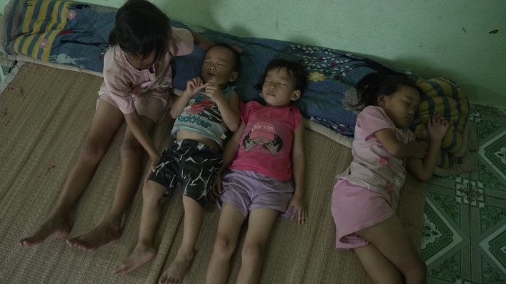 Mái ấm gia đình Việt: Hoàng Thùy bật khóc khi bé gái mất mẹ ôm chặt mình không rời - 3