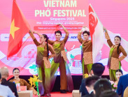 Đại sứ Hoa hồi vàng cùng phở chinh phục đảo quốc Sư tử